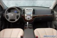 2010 Hyundai Santa Fe дебютирует с двумя новыми топливоэкономичными двигателями.